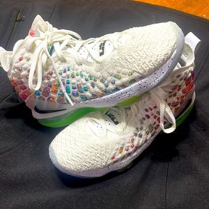 In good condition Nike Lebron 17 Air Command size 6Y